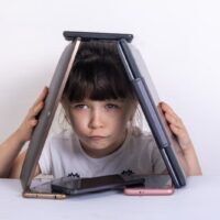 Kleines Mädchen besessen von Handy-Apps, die Eltern ignorieren
