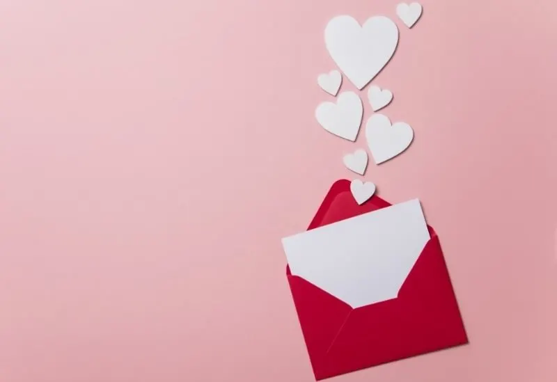 Liebesbrief.-weise-Karte-mit-rotem-Papierumschlag-Mock-up Liebesbriefe Zum Weinen