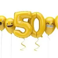 Nummer 50 gelbes Geburtstags-Emoji steht vor Ballons.