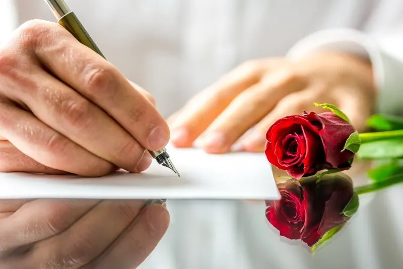 Romantischer-Mann-der-einen-Liebesbrief-schreibt