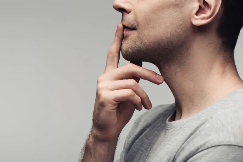 Teilansicht-eines-stummen-Mannes-der-ein-Stillezeichen-zeigt-isoliert-auf-grauem-menschlichem-Gefuhl-und-Ausdruckskonzept