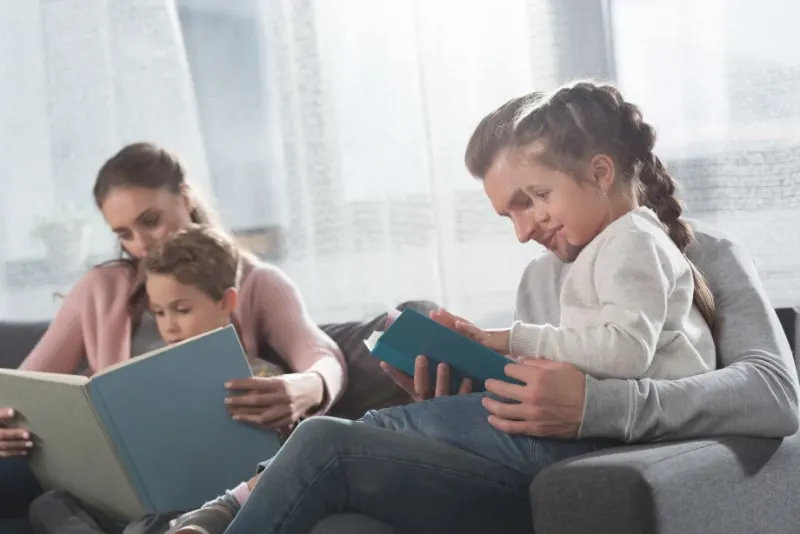 Eltern-die-Kinder-unterrichten-lesen-zu-Hause