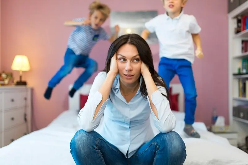 Frustrierte-Mutter-mit-Kindern