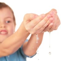 Kind mit Wassertropfen