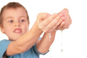 Kind mit Wassertropfen