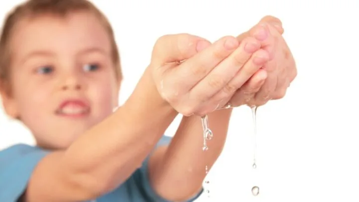 Experimente Mit Wasser Mit Gegenständen Aus Dem Alltag