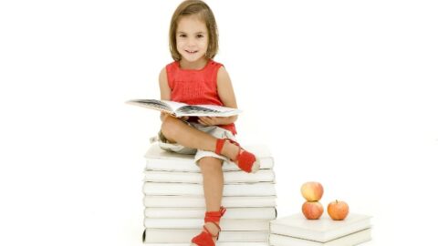 Kleines Mädchen, das ein Buch liest