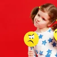 Konzept der Emotionen der Kinder. Kind Mädchen wählt Emotion