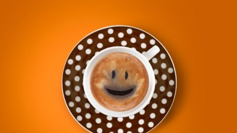 Lächeln in Kafe Tasse