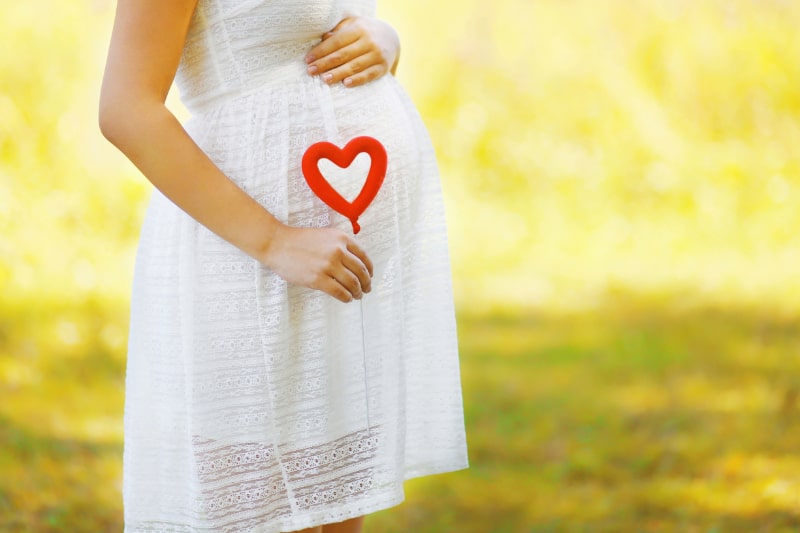 Schwangerschaft-Mutterschaft-und-neues-Familienkonzept-schwangere-Frau