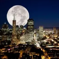 Vollmond über einer urbanen Metropole