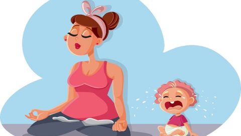 Zen-Mama entspannt sich in Yoga-Pose und Baby weint