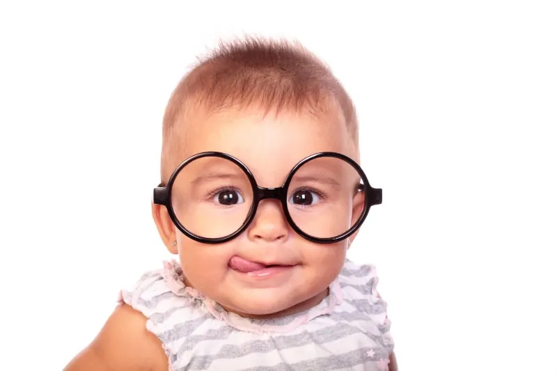 Baby und schwarze Brille