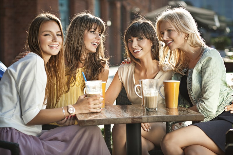 Eine Gruppe von Frauen im Café