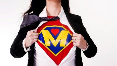 Mother Tears Kleidung enthüllt Superhelden-Uniform