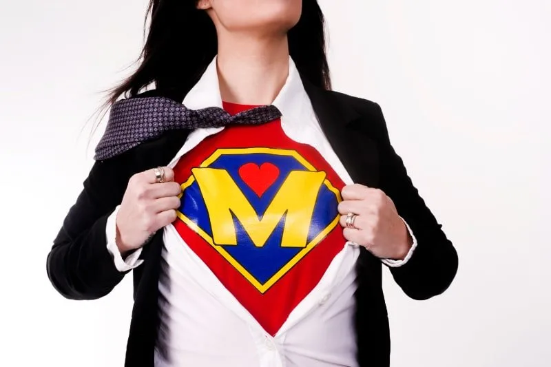 Mother Tears Kleidung enthüllt Superhelden-Uniform