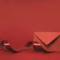 Nahaufnahme von Umschlag und Farbband isoliert auf Rot