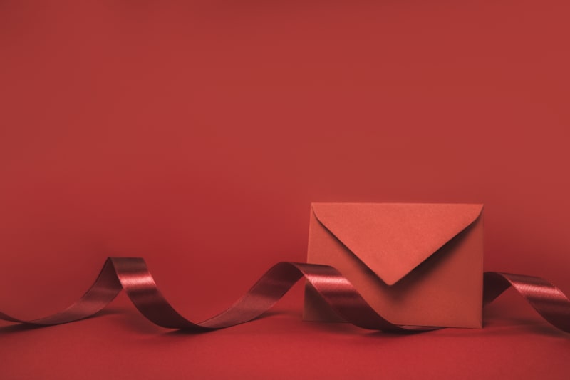 Nahaufnahme von Umschlag und Farbband isoliert auf Rot