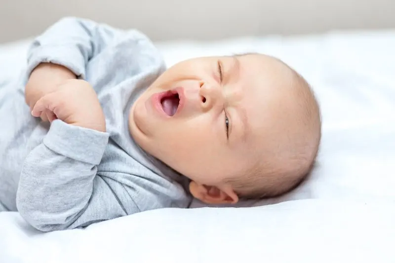 Neugeborener-gahnt-und-will-schlafen
