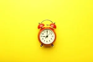 Roter Wecker auf gelbem Hintergrund