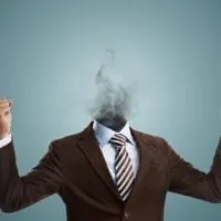 Überarbeiteter Burnout-Geschäftsmann, der kopflos vor Rauch steht