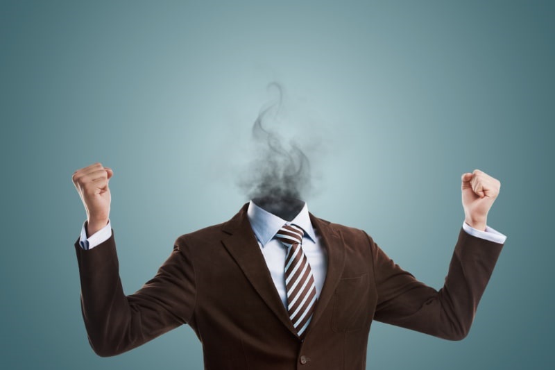 Überarbeiteter Burnout-Geschäftsmann, der kopflos vor Rauch steht
