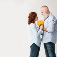 Älteres Paar mit Blumenstrauß