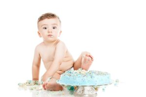Baby mit Kuchen Cake Smash Shooting