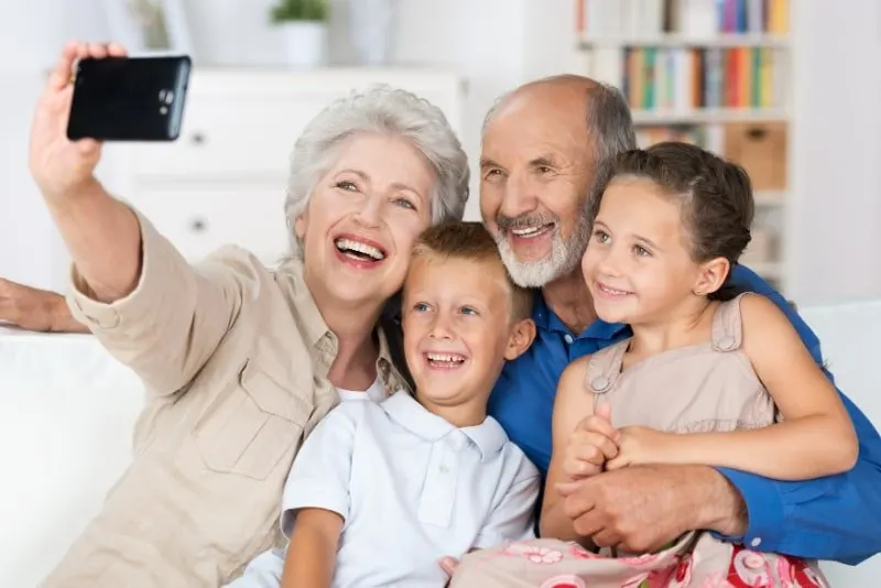 Groseltern-und-Enkel-mit-einer-Kamera-machen-ein-Selfie