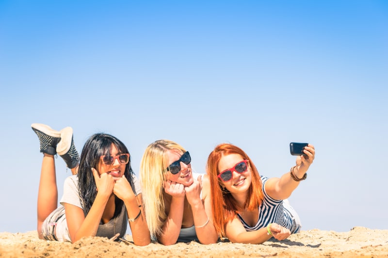 Gruppe-von-Freundinnen-macht-ein-Selfie-am-Strand