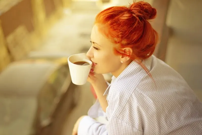 Guten-Morgen-Frau-mit-einer-Tasse-duftendem-Kaffee