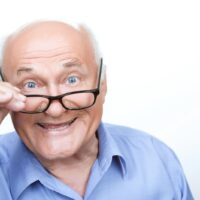 Netter Großvater rührende Brille