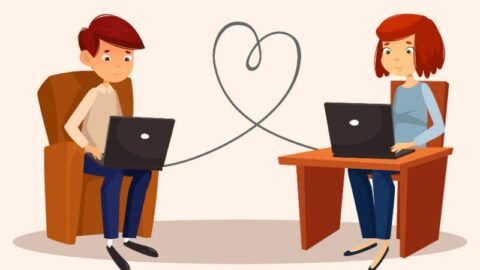 Paare, die mit Laptops chatten