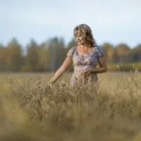 Reife Frau im Weizenfeld