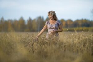 Reife Frau im Weizenfeld