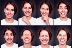 Satz attraktive glückliche Frau, lachend