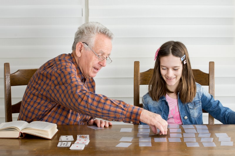 Spielkarten-Senioren-Memory-Spiel-Grosvater-spielt-Memory-Spiel-mit-Enkelkind