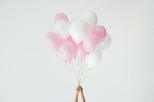 Ein Haufen rosa und weißer Luftballons
