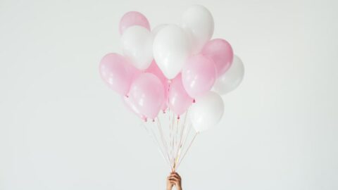 Ein Haufen rosa und weißer Luftballons