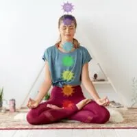 Frau meditiert im Lotussitz im Yogastudio