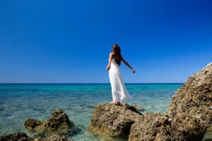 Glückliche Frau am Meer