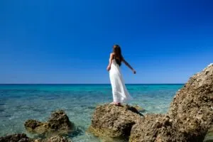 Glückliche Frau am Meer