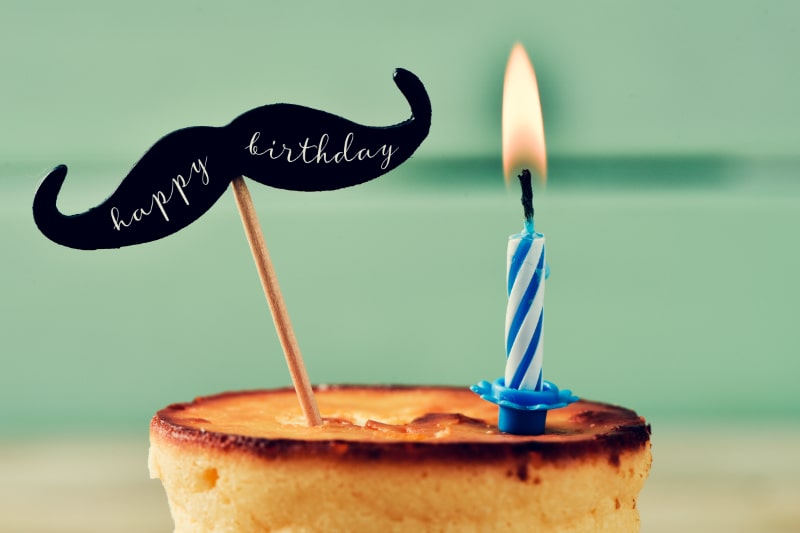 Kuchen-brennende-Kerze-und-Text-alles-Gute-zum-Geburtstag