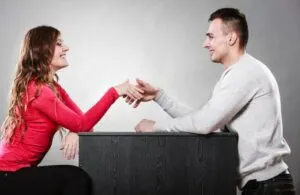 Mann und Frau erstes Date. Begrüßung per Handschlag