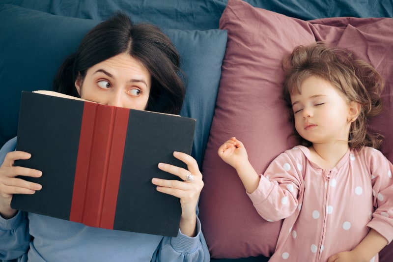 Mutter-liest-ihrem-Baby-Gutenachtgeschichten-vor
