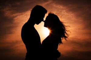 Paar verliebte Silhouette bei Sonnenuntergang - Nasen berühren