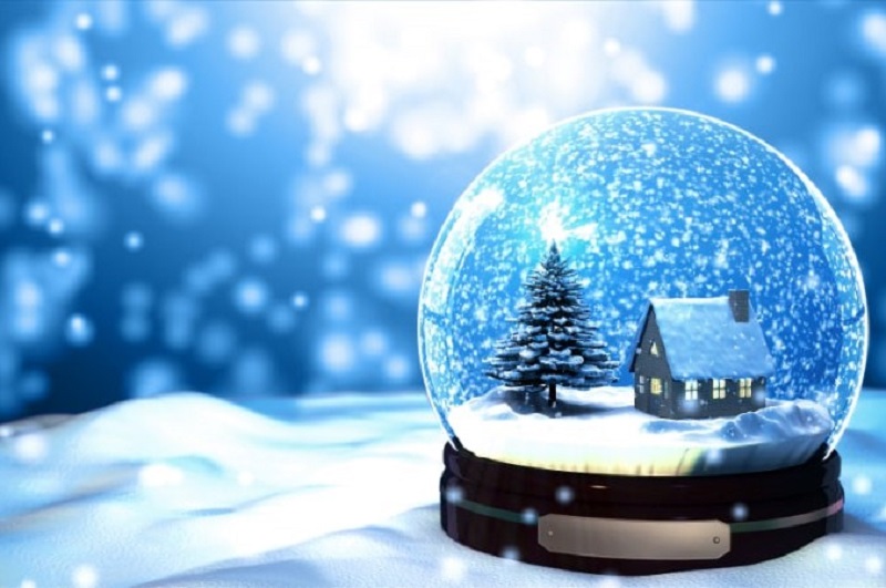 Weihnachtsschneekugel Schneeflocke mit Schneefall auf blauem Hintergrund