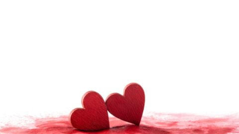 Zwei rote Herzen auf blutigem Hintergrund