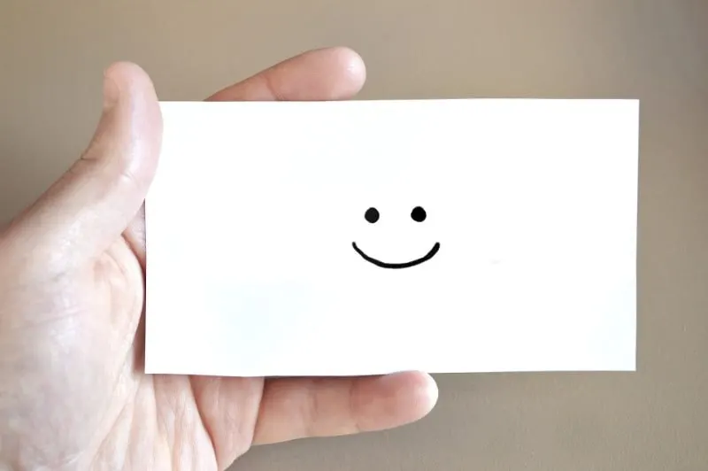 smiley-face-auf-weisem-papier-min