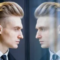 Selbstreflexion ein mann und seine reflexion